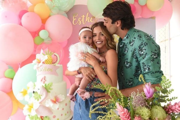 Carol Dias e Kaká fazem festa nos 4 meses da filha e mostram tudo