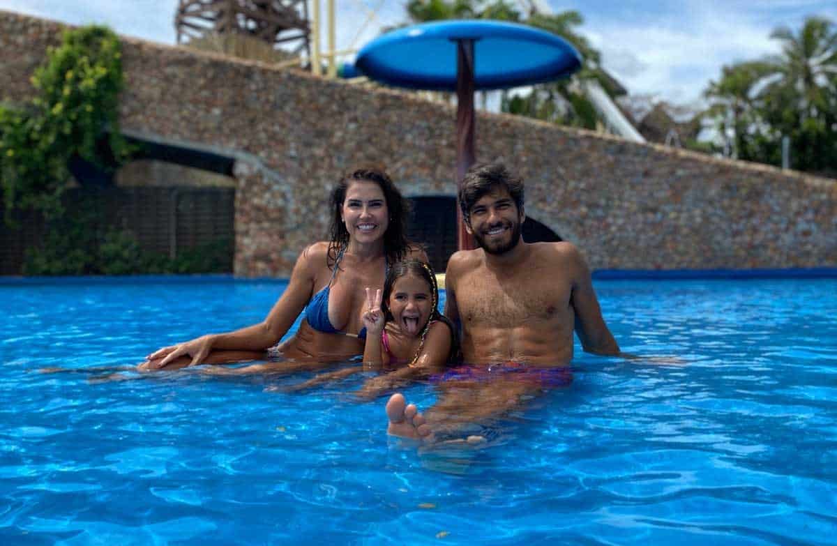 Deborah Secco aproveita férias com a família no Ceará e surge de biquíni