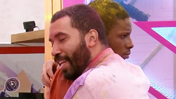 BBB 2021: Gilberto e Lucas Penteado protagonizam primeiro beijo gay do programa