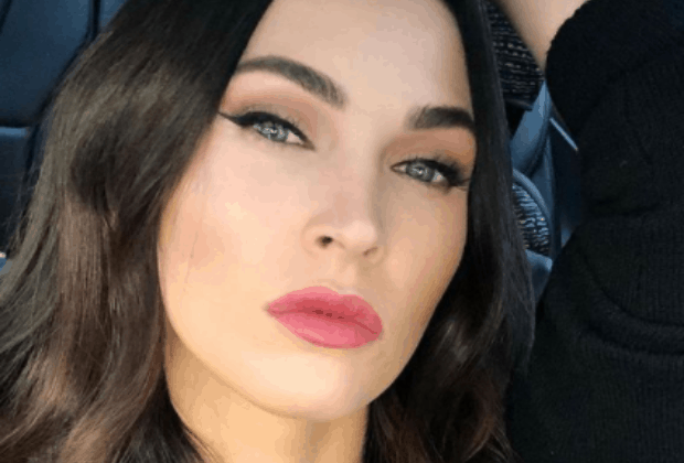 Megan Fox exibe suposto anel de noivado após sete meses de namoro