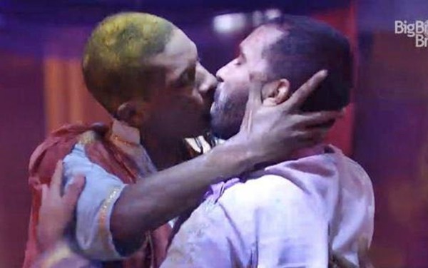 Globo mostra beijão entre Lucas e Gil às 11h da manhã e deixa público chocado