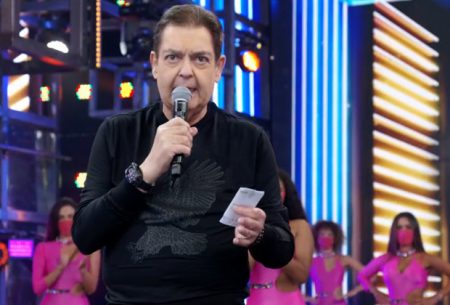 Faustão surpreende e homenageia diretor do Domingão que está de saída da Globo