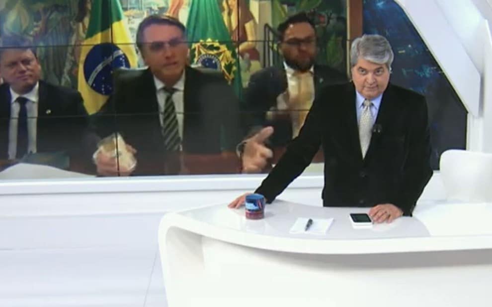 Jair Bolsonaro dá entrevista a Datena com leite condensado na mão e web vê deboche