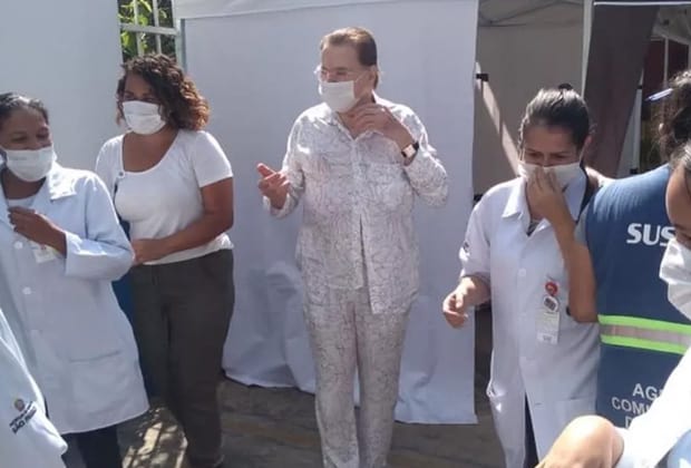 Aos 90 anos, Silvio Santos é vacinado contra a covid e surge em foto sem máscara