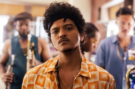 Idosa perde meio milhão de reais por namoro virtual com fake de Bruno Mars