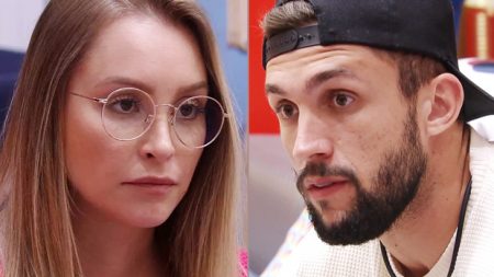 BBB 2021: Carla Diaz pega boneco de Arthur e toma atitude inesperada de madrugada