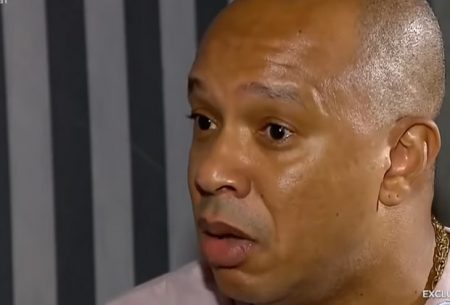 Vocalista do Molejo surge chorando na Record, nega crime e fala de sexualidade