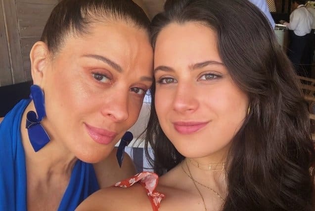 Claudia Raia e a filha rebolam com o mesmo look e deixam fãs babando