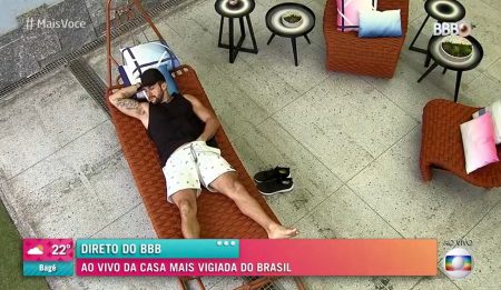 BBB 2021: Arthur aparece coçando as partes íntimas ao vivo no Mais Você