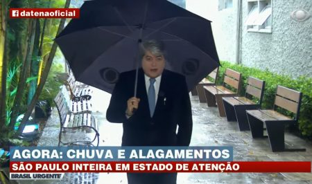 Datena enfrenta temporal no estacionamento da Band e desabafa ao vivo