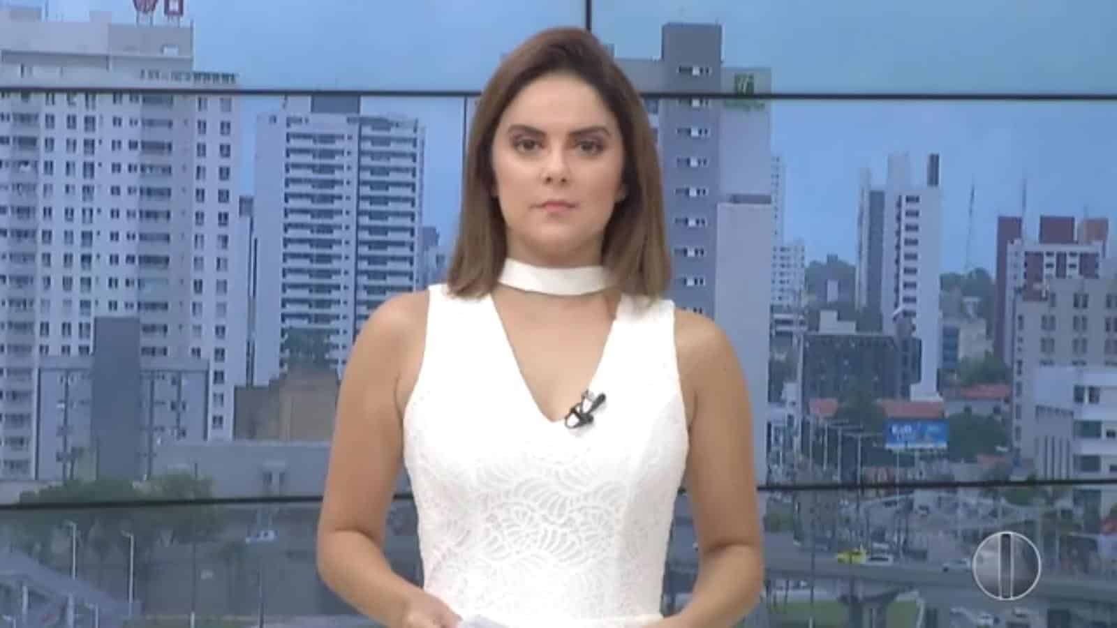 Apresentadora da Globo esquece as câmeras e choca público com atitude ao  vivo no estúdio: 