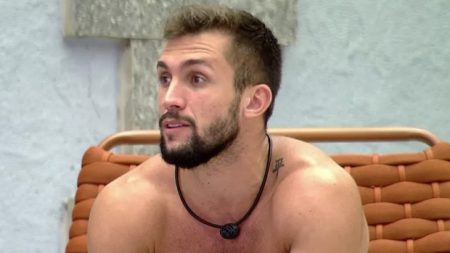 BBB 2021: Arthur é chamado de interesseiro e vira motivo de discussão