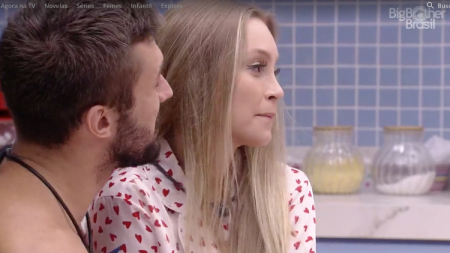 BBB 2021: Carla Diaz senta no colo de Arthur, faz provocações quentes e brother fica “animado”