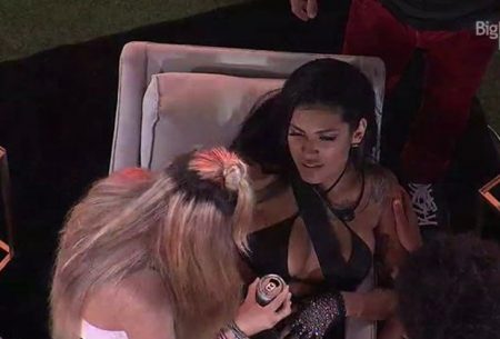 BBB 2021: Pocah desmaia em festa e direção toma atitude