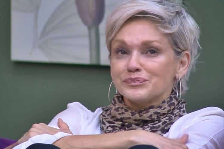 Andréa Nóbrega chora após contaminação do filho por Covid-19