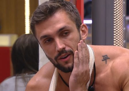 BBB 2021: Arthur acorda animado e surpreende ao desfilar pela casa