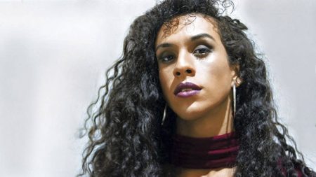 Linn da Quebrada coloca silicone, exibe resultado na web e se emociona