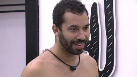 BBB 2021: Gilberto mostra demais ao trocar de roupa e faz comentários ousados