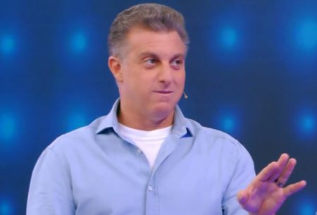 Em momento raro, Luciano Huck detona situação da pandemia em programa da Globo