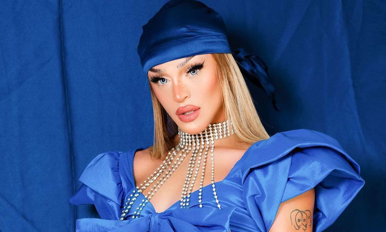 Pabllo Vittar posta foto de blusa aberta e barriga chapada impressiona