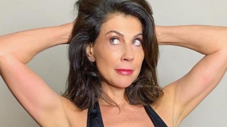 Usando máscara, Angela Dippe é hostilizada na rua por bolsonaristas