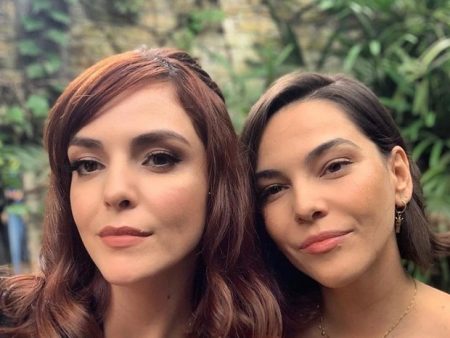 Tainá Müller posa com a irmã Titi e brinca sobre semelhança