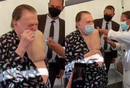 Silvio Santos surge de pijama e toma a segunda dose da vacina contra a Covid-19