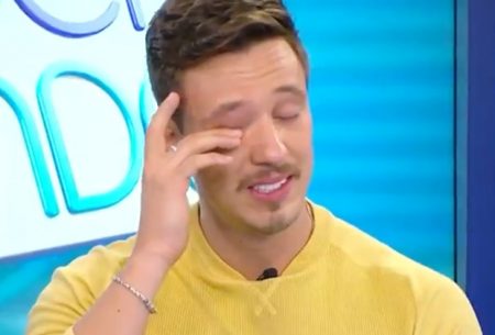 Gabriel Cartolano chora no SBT ao desabafar sobre morte de amigo por covid