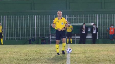 SporTV é pego de surpresa e mostra árbitro fazendo xixi no campo antes de jogo