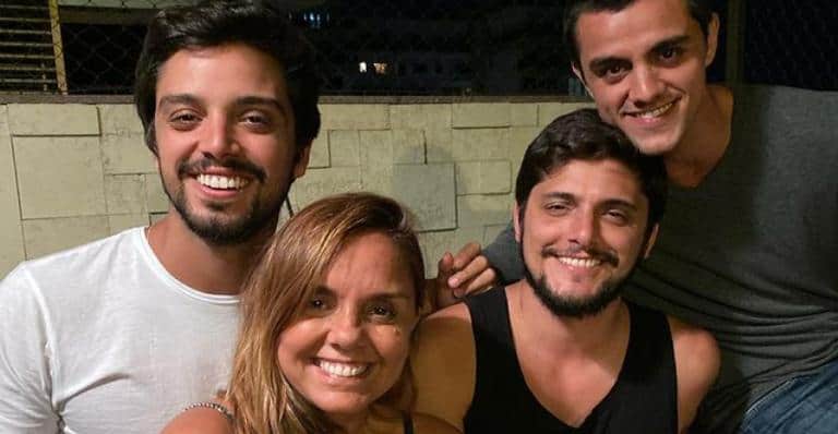 Mãe de Bruno Gissoni, Felipe Simas e Rodrigo Simas resgata lindo registro com filhos