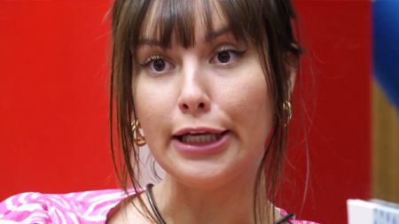 Thaís Braz pede para rever momentos do BBB e se revolta com haters