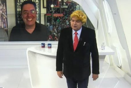 Datena surge com peruca e imita Donald Trump em programa ao vivo