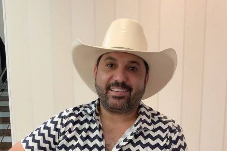 Sertanejo Edson deixa hospital após 12 dias internado com covid
