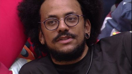 BBB 2021: João Luiz dorme de conchinha com colega e namorado toma atitude