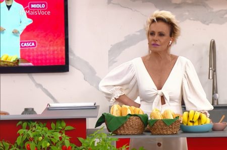 Ana Maria Braga reclama de pão murcho e ganha aula de repórter ao vivo