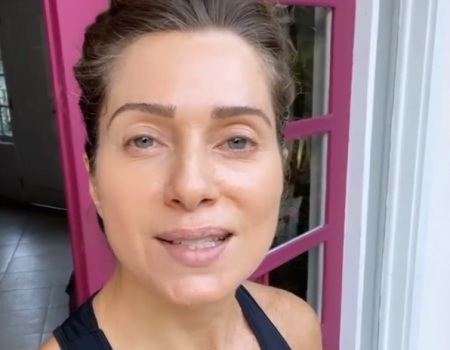 Leticia Spiller surge na praia com os filhos e fala sobre lockdown