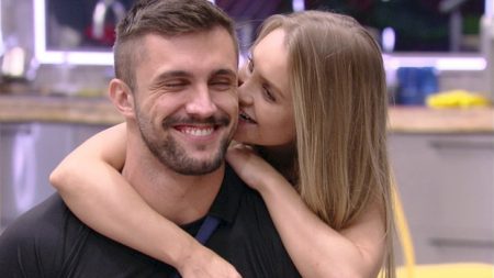 BBB 2021: Carla Diaz e Arthur se beijam após conversa esclarecedora