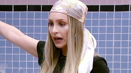 BBB 2021: Carla Diaz vira alvo de deboche com “fã” que a acusou de estrelismo