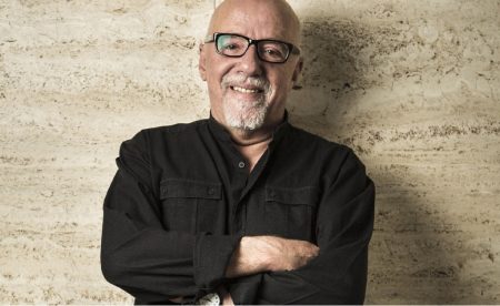 Paulo Coelho volta a detonar o Governo Bolsonaro: “Bolsonaro não é o Brasil”