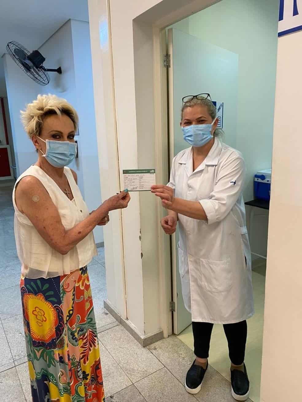 Ana Maria Braga toma a primeira dose da vacina contra a Covid-19