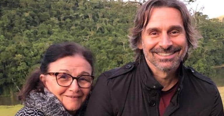 Murilo Rosa celebra vacinação da mãe contra a Covid-19 em post emocionante