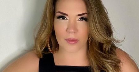 Simony arranca suspiros dos seguidores ao posar com look arrasador