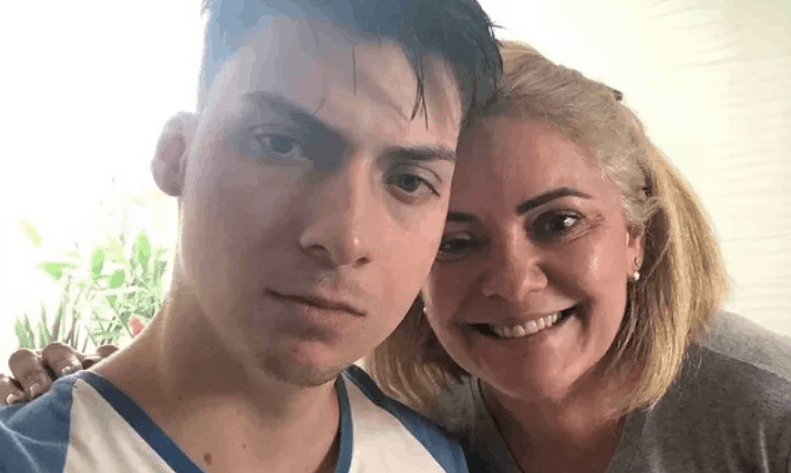 Filho de Bolsonaro cospe no rosto da própria mãe em vídeo