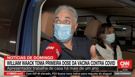 William Waack toma a 1ª dose da vacina contra a Covid-19