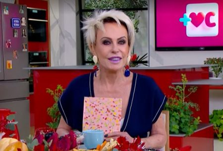 Ana Maria Braga paga aposta para Felipe Andreoli e elogia Tiago Leifert