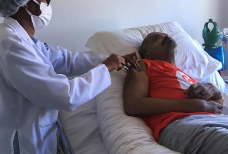 Arlindo Cruz toma primeira dose da vacina contra a covid-19 em casa