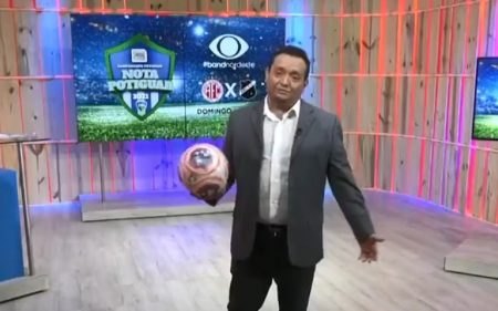 Apresentador anuncia campeonato na Band, faz graça com bola e leva tombo