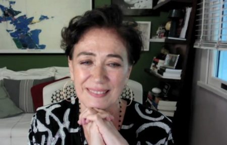 Lilia Cabral chora em entrevista ao Mais Você ao rever cena da filha em novela