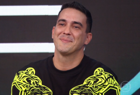 Andre Marques vai às lágrimas com homenagem de Faustão