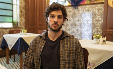 Chay Suede passa por transformação no visual após fim de novela